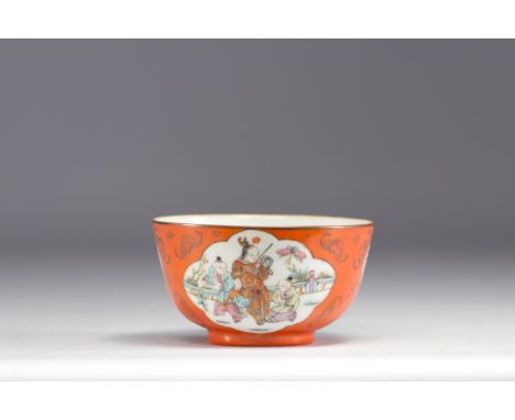 China - An orange porcelain bowl decorated with figures and bats, 19th century. - Weight: 200 g - Shipping available - Sizes: