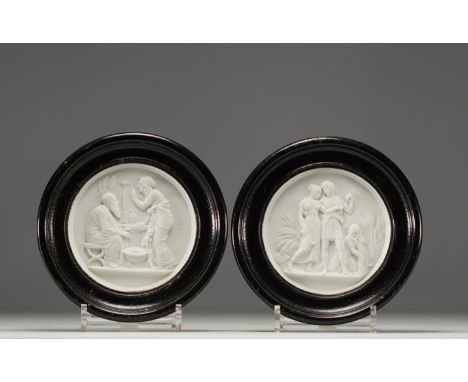 Pair of porcelain medallions, "Antique" scene, Napoleon III period. Engraved mark Enerel B&amp;R. - Weight: 900 g - Shipping 
