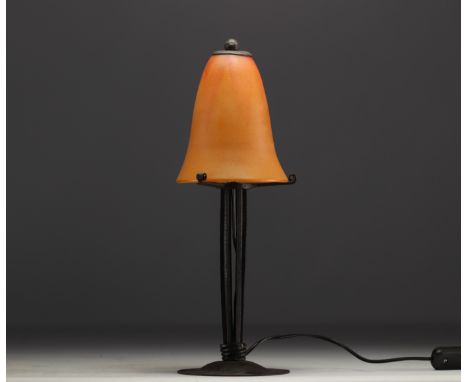 DAUM Nancy - Art Nouveau table lamp, orange shaded glass globe, hammered metal base. Signed Daum Nancy. - Weight: 980 g - Shi