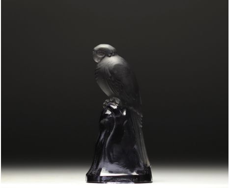 Val Saint Lambert - Rare "Parakeet" in pressed and moulded grey satin glass, circa 1935. Signed on the base Val St. Lambert B