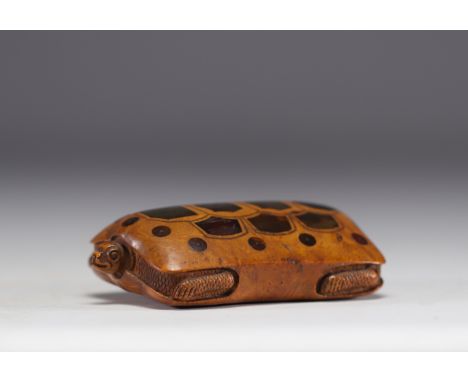 Rare snuff box in the shape of a turtle carved with inlays and nails, 19th centuryÂ&nbsp; - Weight: 70 g - Shipping available