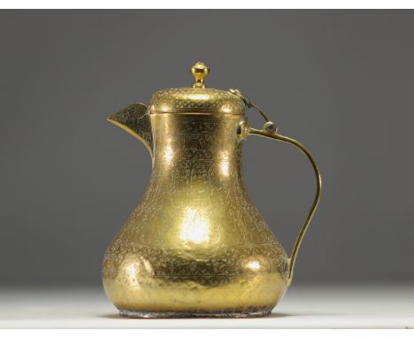 Persian coffee pot in chased brass with animal and figure motifs. - Weight: 680 g - Shipping available - Region: Moyen Orient