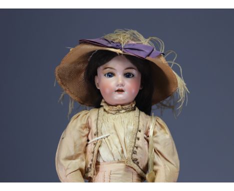 Armand MARSEILLE - Porcelain head doll nÂ° 390, early 20th century. - Weight: 2.12 kg - Shipping unavailable - Sizes: H 670MM