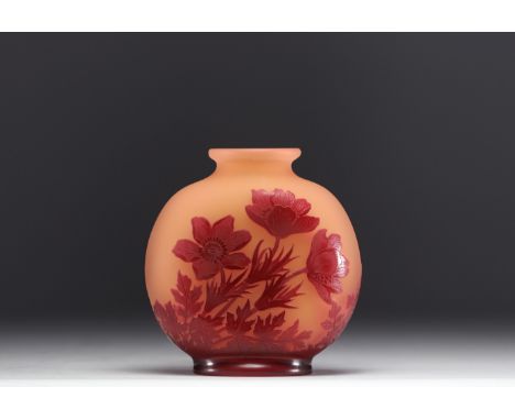 Emile GALLE (1846-1904) - Anemone vase in acid-etched multi-layered glass in shades of pink and red. Signed in the decoration