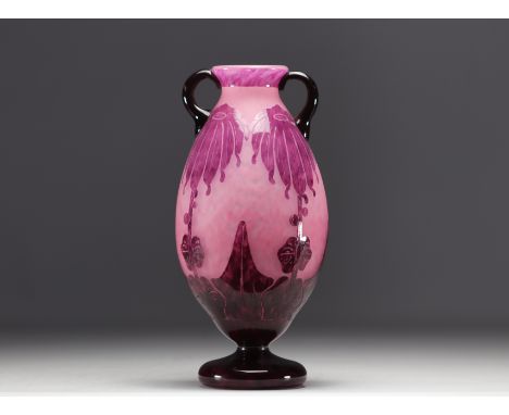 Le Verre Francais - Vase with Dahlias in purple and violet multi-layered glass, acid-etched, Signed on the base. - Weight: 1.