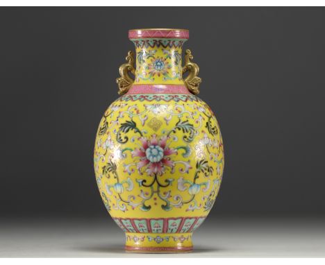 China - Famille rose porcelain vase on a yellow background, blue mark under the piece. - Weight: 710 g - Shipping available -