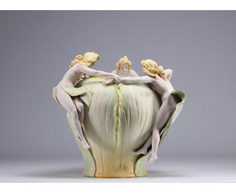 Imposing Art Nouveau "Young Nude Women" porcelain vase, Volkstedt Saxony blue mark (made between 1894 and 1900). - Weight: 4.