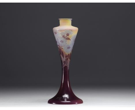 Emile GALLE (1846-1904) - Lamp base in multi-layered glass in shades of parma decorated with daisies. Signed at the base. - W