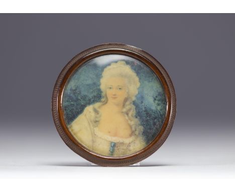 Elegant nude portrait 18th century Signed Perrin - Weight: 25 g - Shipping available - Region: France - Sizes: D 70MM - At fi