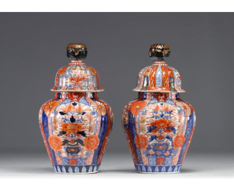 Japan - Pair of Imari covered potiches, 19th century. - Weight: 3.10 kg - Shipping available - Sizes: H 300MM X D 160MM - At 