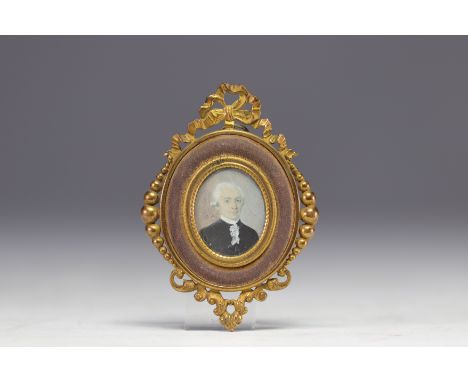 Portrait of a gentleman in black suit and wig late 18th century Embossed brass frame - Weight: 24 g - Shipping available - Re