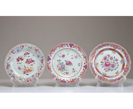 China - Set of three Famille Rose porcelain plates with flower design, 18th century. - Weight: 1.10 kg - Shipping available -