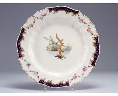 Large dish in Tournai porcelain decorated with ducks, 18th century. The wing of the plate is decorated with flowers and a nav
