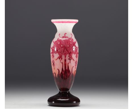 CHARDER, Charles SCHNEIDER (1881-1953) - Le Verre francais - Vase a decor floral en verre multicouche degage a l'acide dans d