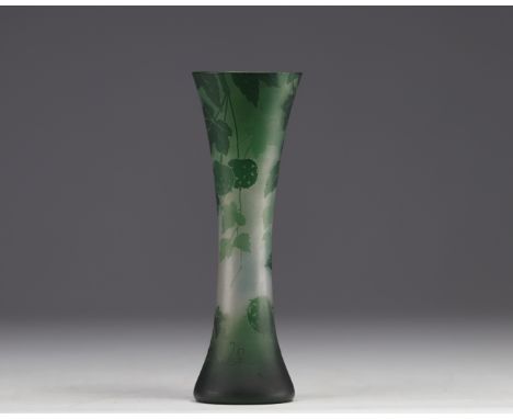 Val Saint Lambert, green multi-layered glass vase decorated with acid-etched chestnuts. Signed VSL on the base. - Weight: 360