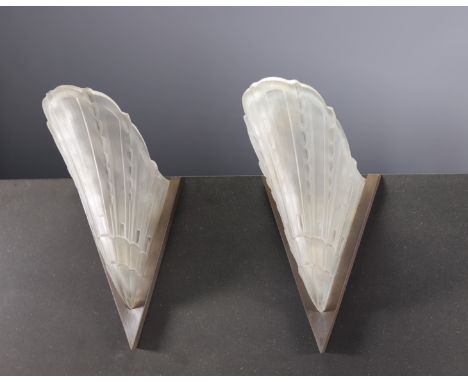 Jean GAUTHIER ( EJG) - Pair of Art Deco sconces in stylized glass by EJG, nickel-plated metal mount. Unsigned. - Weight: 3.00