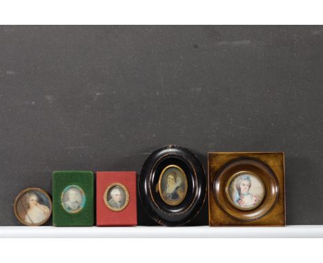 Set of five "Bust Portrait" miniatures. - Weight: 220 g - Shipping available - Region: France - Sizes: DIVERS MUSURES ET UN V