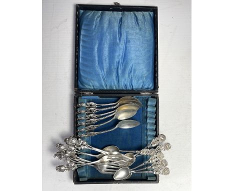 Set of 18 dessert spoons and forks (6 dessert spoons, 6 dessert forks and 6 mocha spoons) in solid silver, hallmarked Minerva