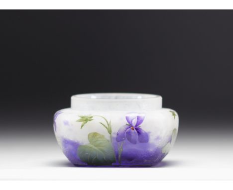 DAUM Nancy - Small Violettes pocket tray in acid-etched multi-layered glass. Signed Daum Nancy. - Weight: 290 g - Shipping av