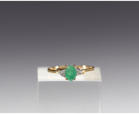 Ring in 18k gold, oval-cut emerald and diamond, total weight 2.2gr. Metric finger: 61 - Weight: 2 g - Shipping available - Si