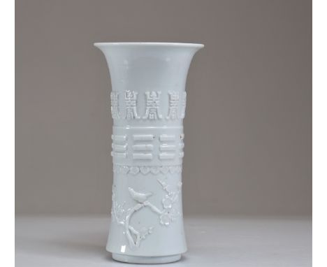 Rare white Gu-shaped vase decorated with characters from Qing period, 18th century - Weight: 760 g - Shipping available - Reg