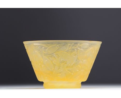 DAUM Nancy - Yellow acid-etched glass bowl, circa 1930. Signed Daum Nancy France cross of Lorraine on the base. - Weight: 1.4