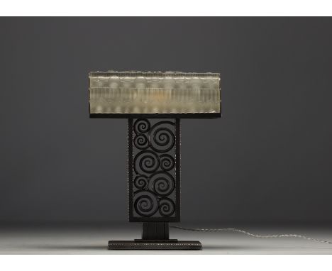 Desk lamp in stylised rectangular glass, with a hammered metal base decorated with spirals, Art Deco. - Weight: 3.95 kg - Shi