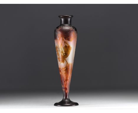 Emile GALLE - Multi-layered glass vase with berries in shades of dark and light brown. Signed at the base of the decoration. 