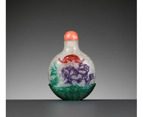 A FOUR-COLOR OVERLAY SNOWFLAKE GLASS SNUFF BOTTLE, 18TH-19TH CENTURYChina. Of compressed globular form, carved through the em