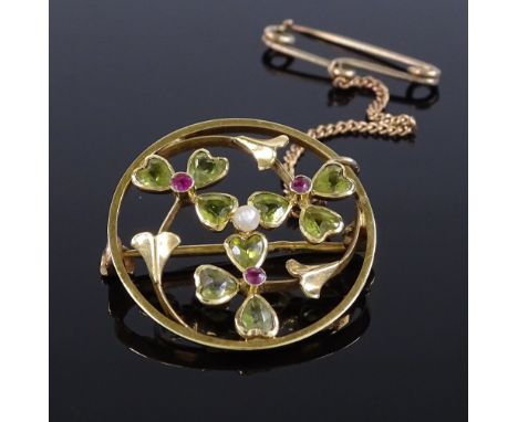 An Edwardian 15ct gold peridot, ruby and pearl 3-leaf clover circular brooch, with openwork settings, diameter 24.5mm, 4.1g 