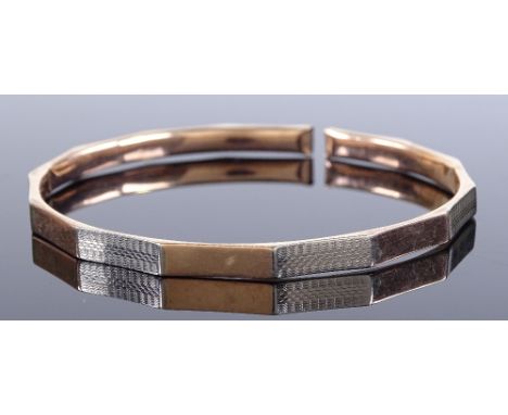 A 2-tone 9ct gold engine turned bangle, internal diameter 68mm, 8.7g (A/F) 