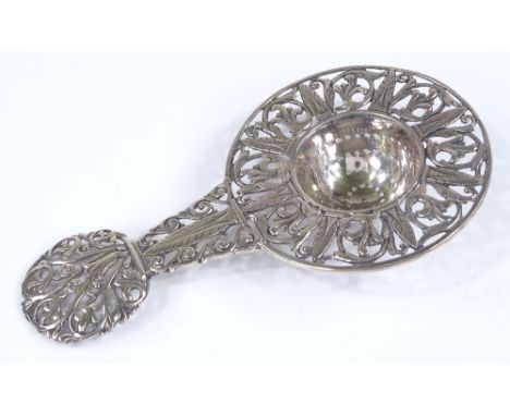 A Continental silver tea strainer, with pierced foliate surround, maker's marks L Berth, stamped 826.S, length 15cm, 2oz 