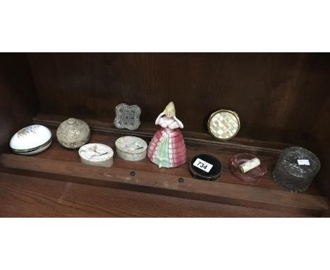 A mixed lot of trinket boxes etc.