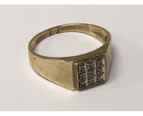 A Gents 9 carat gold ring set with a square pattern of diamonds. Ring size Y.