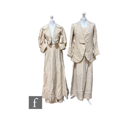 An Edwardian lady's cream flannel/wool two piece skirt and jacket suit, the cropped jacket with three quarter puff sleeves an