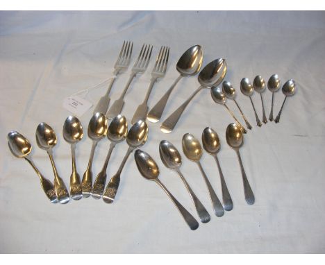 A selection of silver flatware CONDITION REPORT We have attached a number of additional images to showcase the lot in further