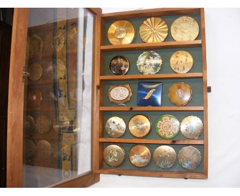 A selection of collectable vintage ladies compacts in glazed display case, including circa 1956 Stratton "Regency" compact wi