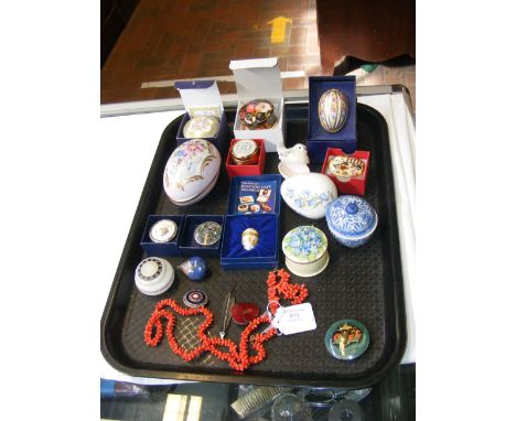 A tray of various collectables including ceramic pill boxes, miniature eggs
