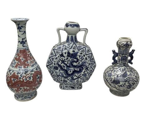 A late 20th century Chinese octagonal blue and white porcelain twin handled flask, decorated with dragon, height 47cm, and tw