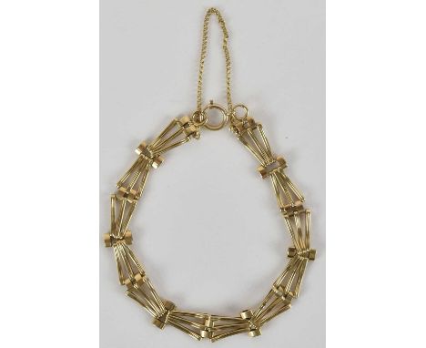 A 9ct gold three bar gate bracelet, with ring clasp, length 19cm, approx 7.9g.
