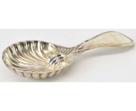 WILLIAM GALLIMORE &amp; SONS; an Edwardian hallmarked silver caddy spoon with shell shaped bowl, Sheffield 1906, length 8.5cm