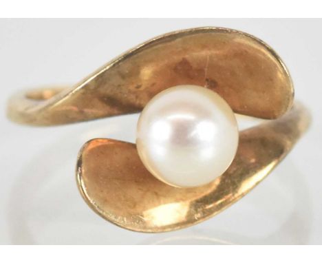 A 9ct gold contemporary flower head design ring, with central simulated pearl flanked by two crossover leaves, size L, approx