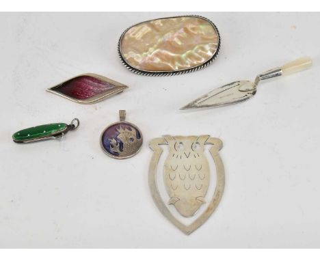 A sterling silver paperclip/bookmark modelled as an owl, 5 x 3.5cm, a 925 hallmarked silver mother of pearl handled bookmark/