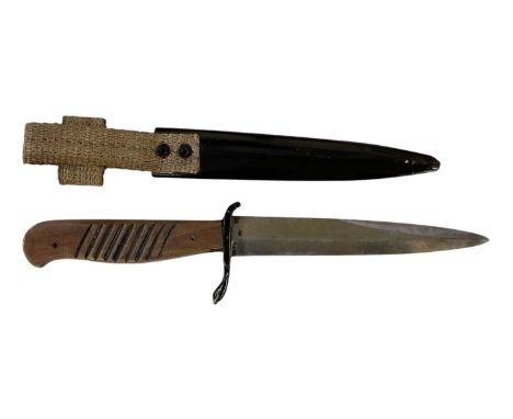 A WWI Imperial German trench knife, length of blade 13.5cm, overall length 25cm, with scabbard, length with scabbard 27cm.