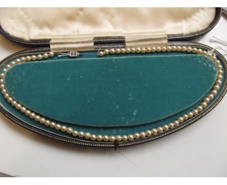 Vintage string of pearls with 9 ct gold clasp