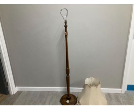 VINTAGE OAK STANDARD LAMP WITH PINEAPPLE KNOP CENTRE AND CREAM FRILLED SHADE