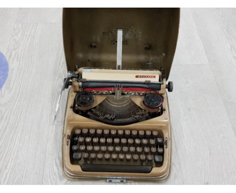 VINTAGE TRIUMPH PERFEKT TYPEWRITER IN ORIGINAL CARRY CASE