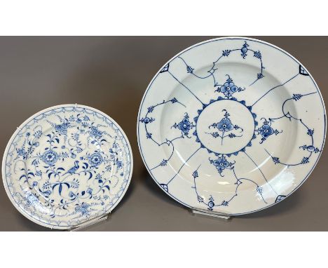 Ein Teller und eine Schale. Zwiebelmuster. Verschiedene Porzellanmarken. Alt.Circa bis 36,5 cm Durchmesser. Porzellan. Blaue 
