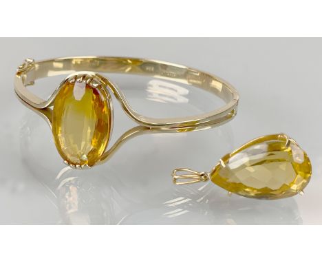 Schmuckset 585 Gelbgold. Armreif und Anhänger mit Citrin-Besatz. Handarbeit.Circa 40,11 Gramm Gesamtgewicht. Set: Armreif cir