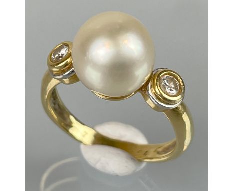 Damenring 750 Gelbgold mit 2 kleinen Brillanten und einer Perle.Circa 4,52 Gramm Gesamtgewicht. 2 Brillanten von zusammen cir